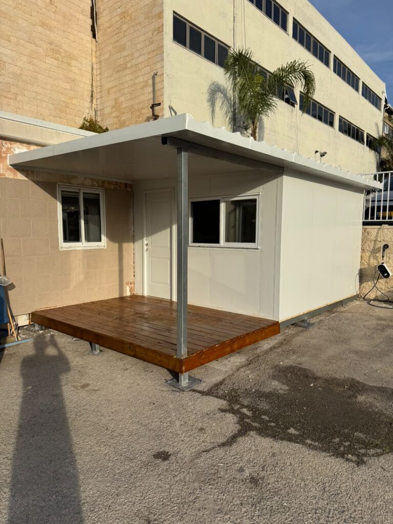 פרגולה עם דק